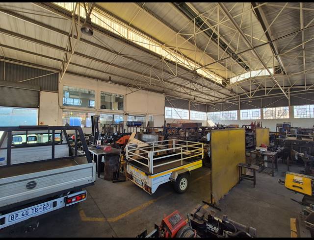 1,300M² WAREHOUSE FOR SALE IN KNIGHTS